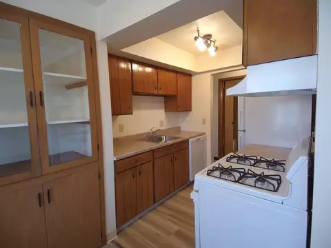 2580 N Oakland Ave, Milwaukee, WI 53211