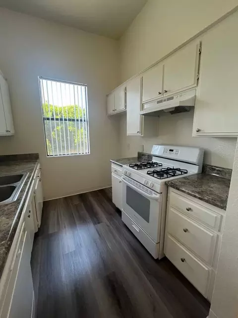 16812 Sherman Way, Los Angeles, CA 91406