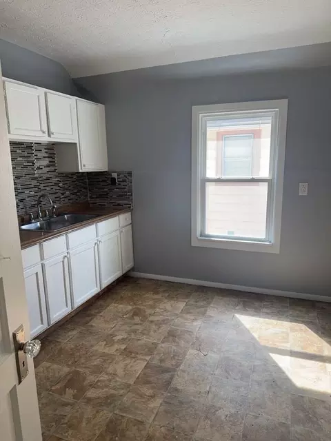 3392 W 52nd St, Cleveland, OH 44102