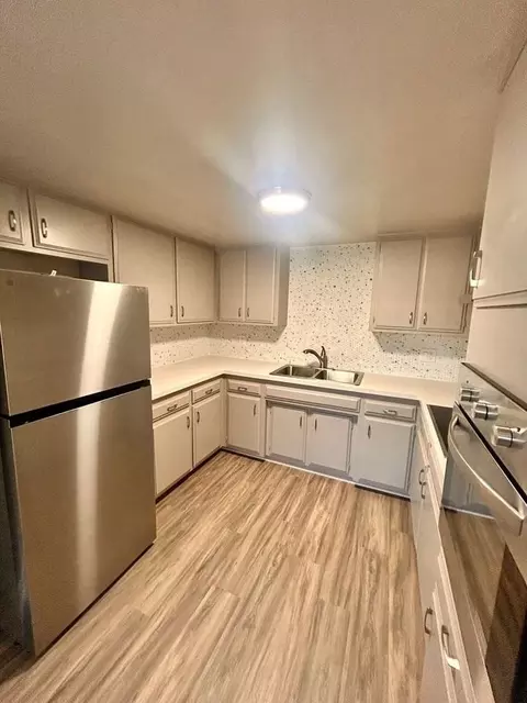 1060 Meadow Lake Dr, Vista, CA 92084