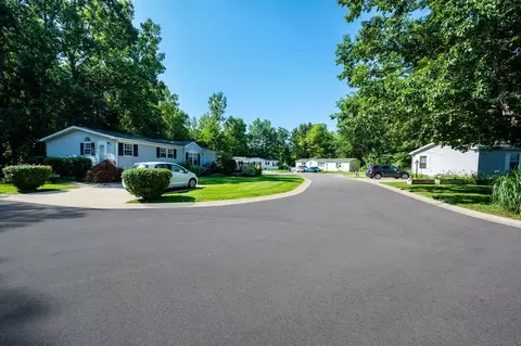 9395 River Dr, Linden, MI 48451 photo 5