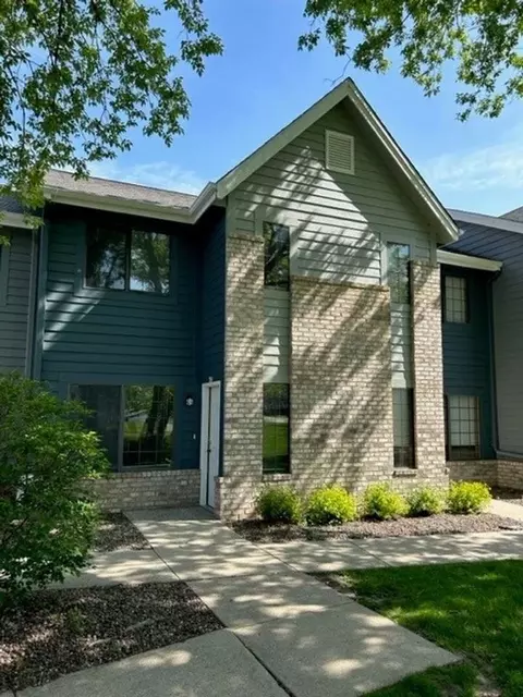 420 Bolson Dr, Oconomowoc, WI 53066