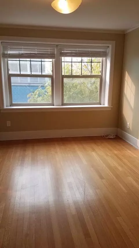 906 E John St, Seattle, WA 98102
