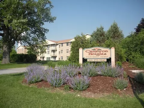 White Oak Cir, Menomonee Falls, WI 53051