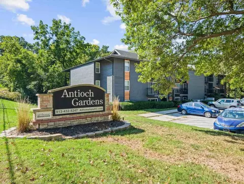 8715 W 65th St, Merriam, KS 66202