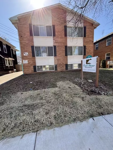 927 W Saginaw St, Lansing, MI 48915