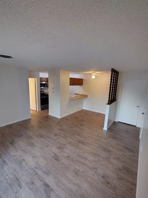2401 Christmas Tree Ln, Bakersfield, CA 93306