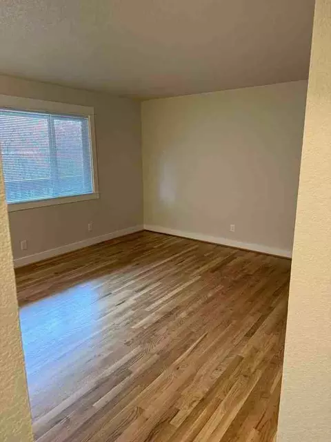 10317 NE Hoyt St, Portland, OR 97220