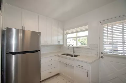 4658 Colfax Ave, Los Angeles, CA 91602 photo 6