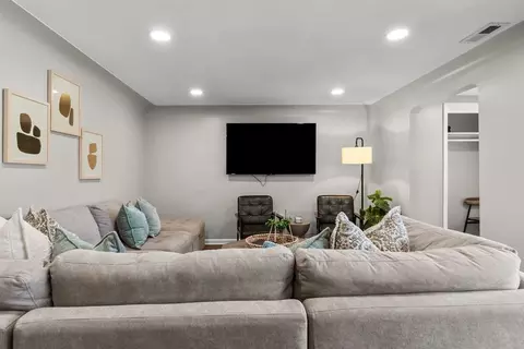 Mary Ann Ave, Utica, MI 48317