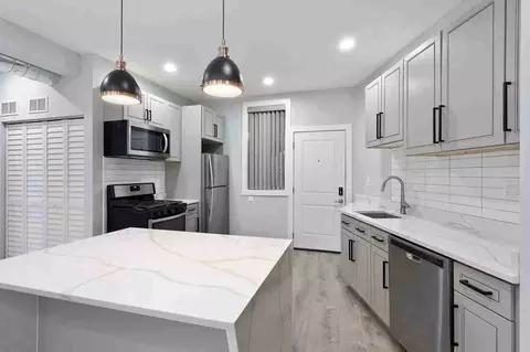 7642 N Eastlake Ter, Chicago, IL 60626