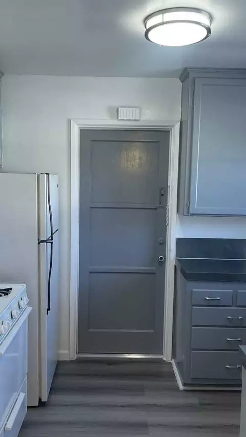 2421 Silver Lake Blvd, Los Angeles, CA 90039