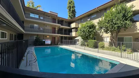 5440 Quakertown Ave, Los Angeles, CA 91364