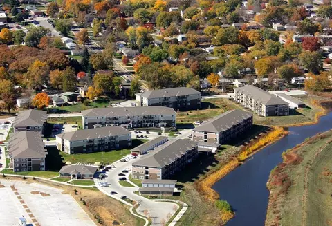 7471 Lakeview Ct, Ralston, NE 68127