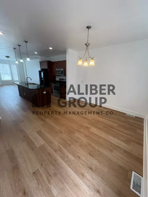 301 E 3rd St, Waterloo, IA 50703 photo 9