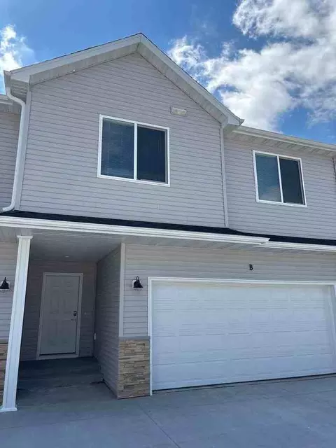 950 61st Ave W - 5837 James Dr W, West Fargo, ND 58078