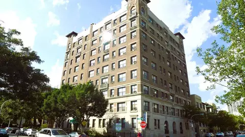 808 12 W Junior Ter, Chicago, IL 60613