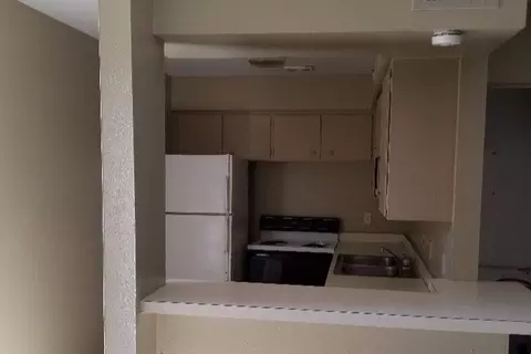 2219 E Travis St, Laredo, TX 78043 photo 2