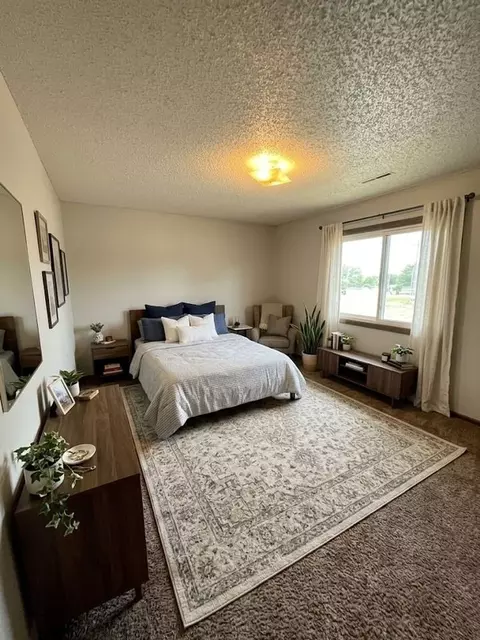 1303 Ravenwood Rd, Waterloo, IA 50702