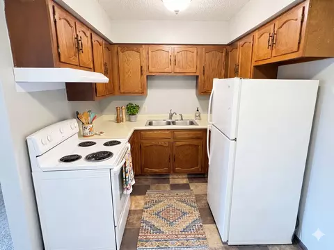 1303 Ravenwood Rd, Waterloo, IA 50702