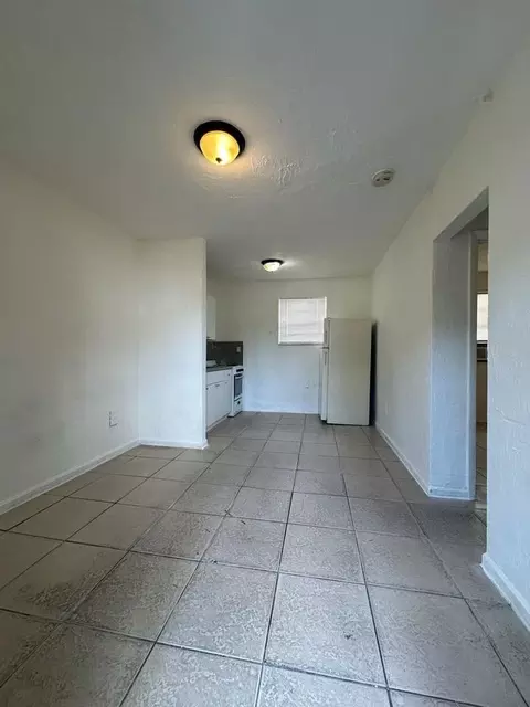 180 NW 17th St, Miami, FL 33136