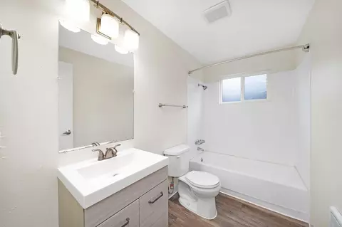 7582 SW Hunziker Rd, Tigard, OR 97223