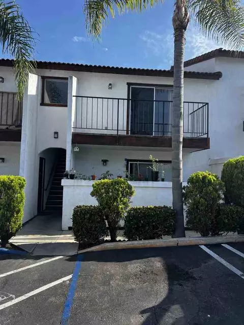 380 Plymouth Dr, Vista, CA 92083
