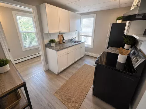 16 Maple St, Derry, NH 03038