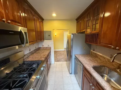 63-11 110th St, Forest Hills, NY 11375