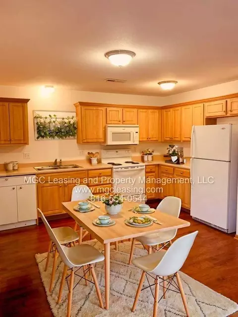 105 Golfview Dr, Pleasant Hill, MO 64080