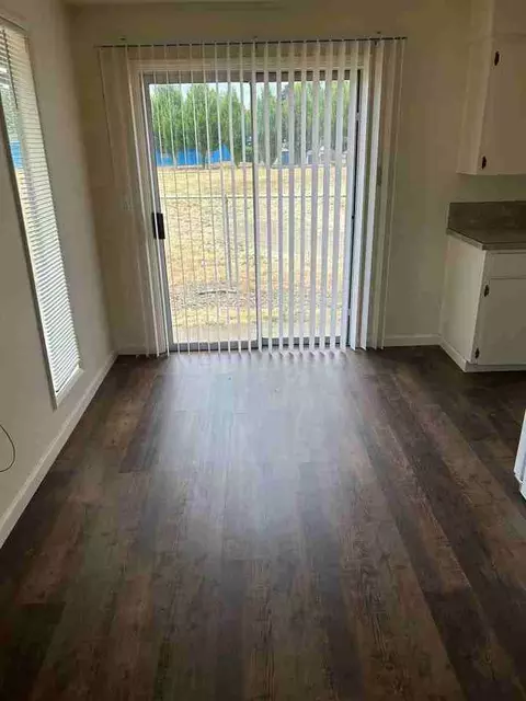 1208 Newberg Hwy, Woodburn, OR 97071