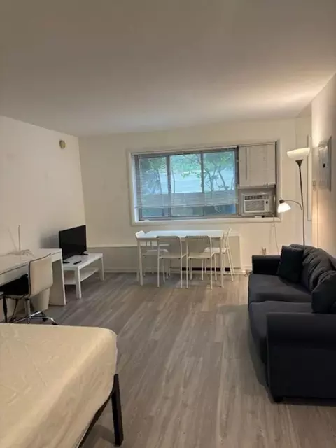 4455 Macarthur Blvd NW, Washington, DC 20007 photo 3