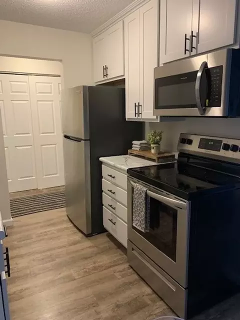 7180 Silver Lake Rd, Arden Hills, MN 55112