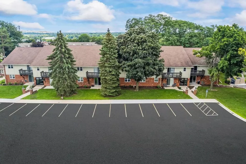  w159n8311 8388 Apple Valley Dr W158n8398 Steven Mack Dr, Menomonee Falls, WI 53051 photo 11