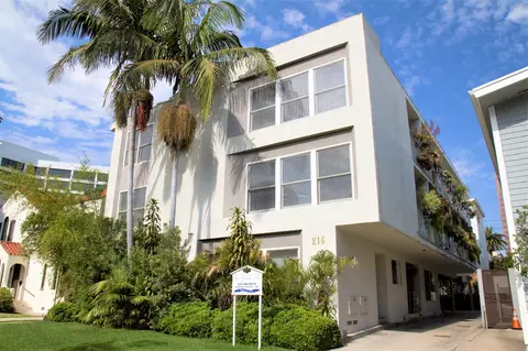 216 S Gale Dr, Beverly Hills, CA 90211 photo 2