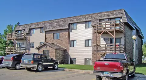 1951 S 29th St, Grand Forks, ND 58201