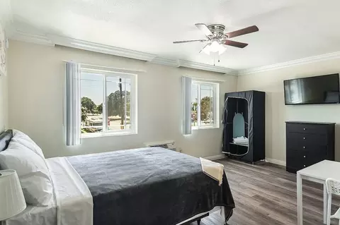 10424 S Broadway, Los Angeles, CA 90003