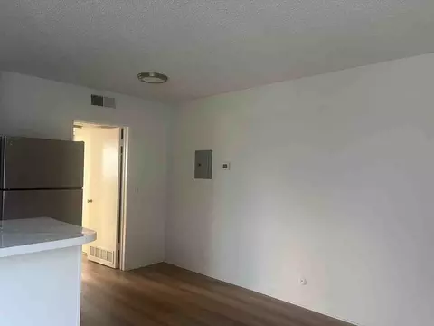 7071 Hawthorn Ave, Los Angeles, CA 90028