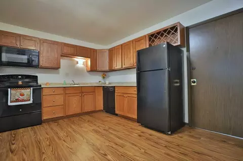 W Crestwood Dr, Peoria, IL 61614