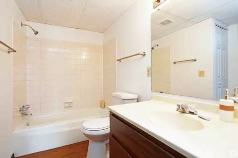 W Crestwood Dr, Peoria, IL 61614