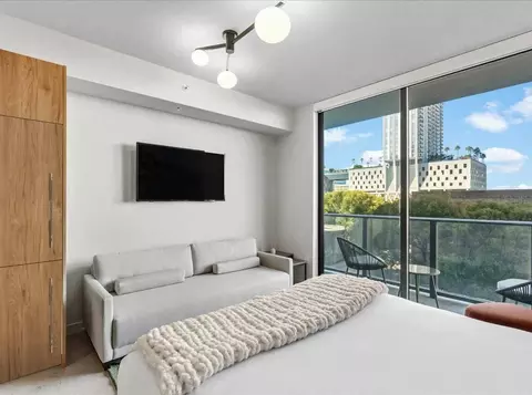 11 NE 6th St, Miami, FL 33132