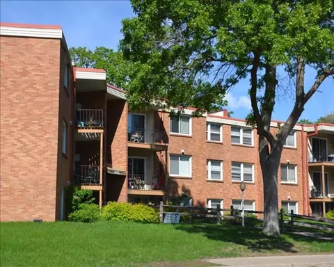 3737 Hubbard Ave N, Robbinsdale, MN 55422