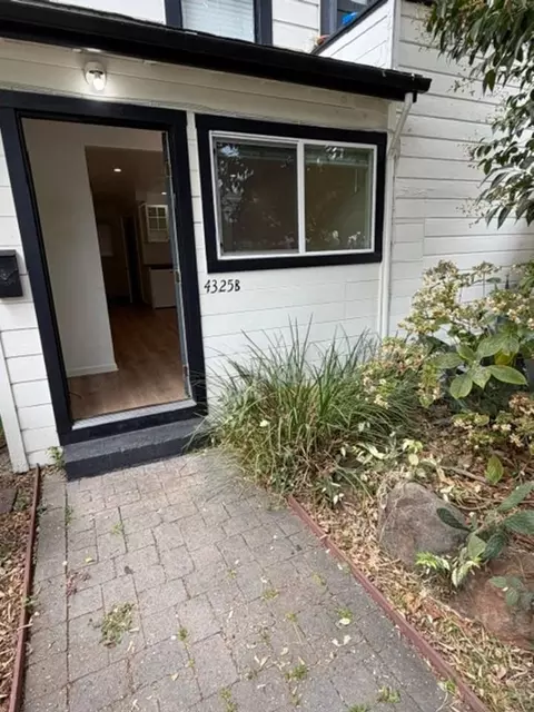 4327 Essex St, Emeryville, CA 94608