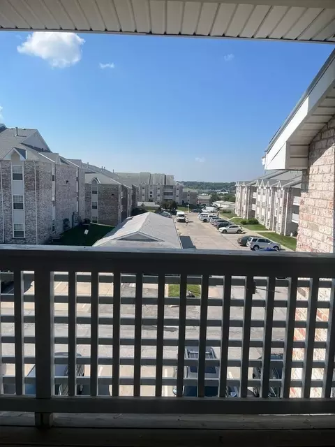 Hillsborough Dr, Omaha, NE 68164