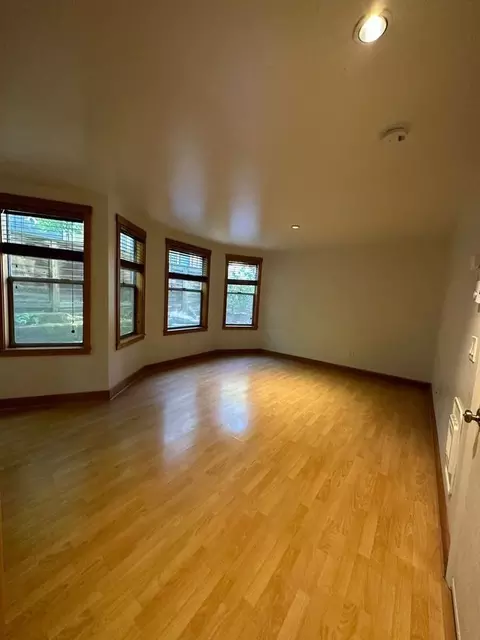 2162 NW Everett St, Portland, OR 97210
