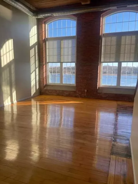 10 Manomet St, New Bedford, MA 02746