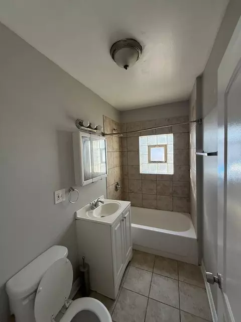 817 W 34th Pl, Chicago, IL 60608