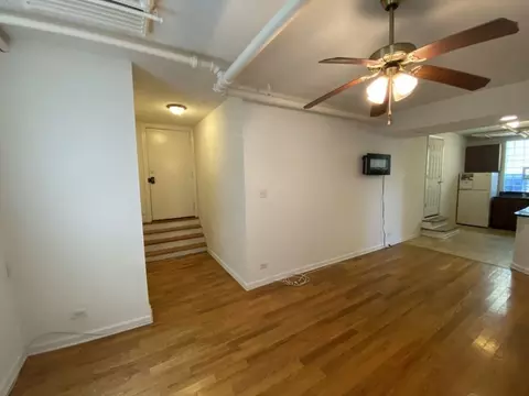 1900 W Farwell Ave, Chicago, IL 60626