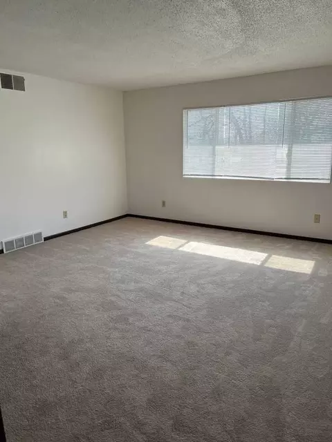 285 Robins Rd, Hiawatha, IA 52233