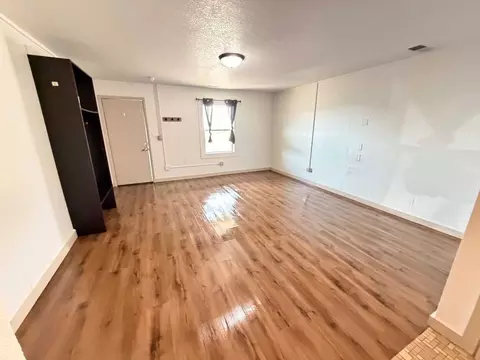 907 S Broadway St, Toledo, IA 52342